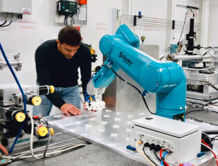 Manuel Muñoz placing sample trays in the robot sample changer at BM23